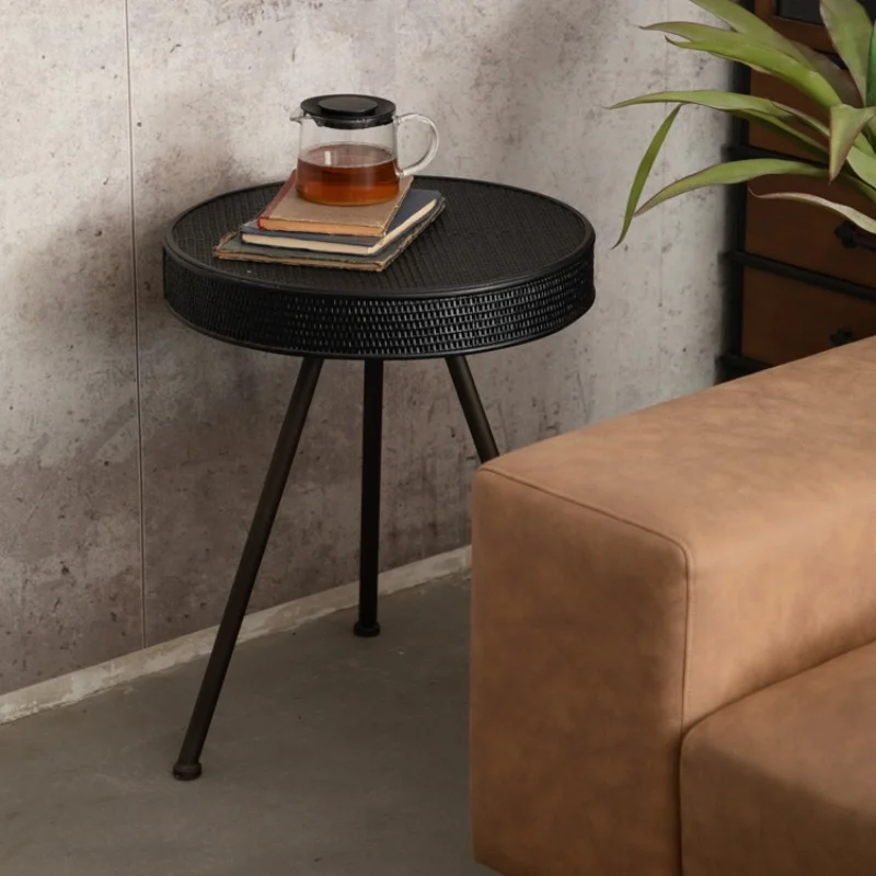 הסלון הצרפתי רטרו שולחן צד שחור עגול שולחן קפה ברזל אמנות קש ארוג מתוק שולחן יציב עמיד ריהוט הבית